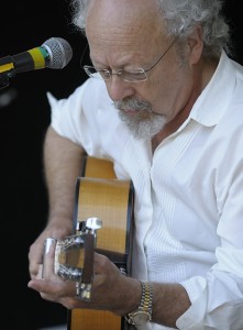 David Essig performing at the Islands Folk Festival 2009.